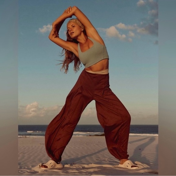 Closeout!▪️NWT Free People Movement Find Your Flow Pants in Argan Oil-M - Picture 2 of 7
